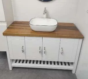 ארון אמבטיה סנדוויץ הכולל משטח בוצ’ר וכיור חרס אינטגרלי